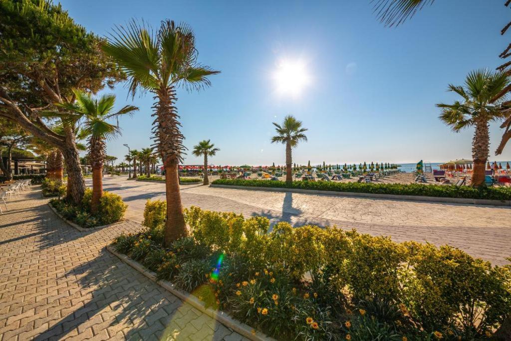 Merar Hotel Golem  Kültér fotó
